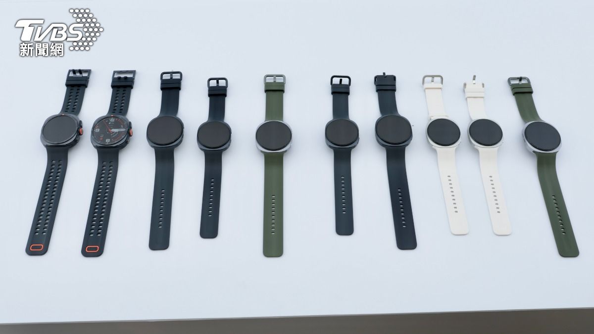 Galaxy Watch Ultra2（左）著重戶外運動型，Galaxy Watch9（右）著重日常使用。（圖／潘建樺攝）