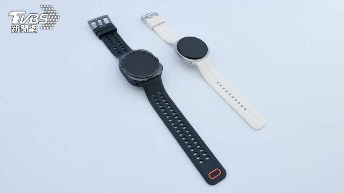 Galaxy Watch Ultra2（左）、Galaxy Watch9（右）。（圖／潘建樺攝）