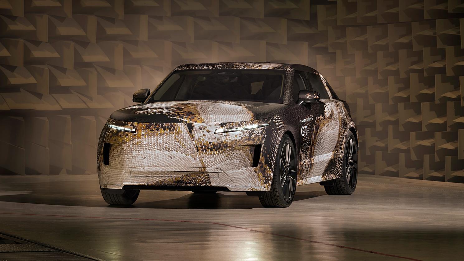 目前曝光的Range Rover GT原型車,仍覆蓋專屬測試偽裝,但已能看出新車擁有流線低伏的車身輪廓。(圖/JLR提供)