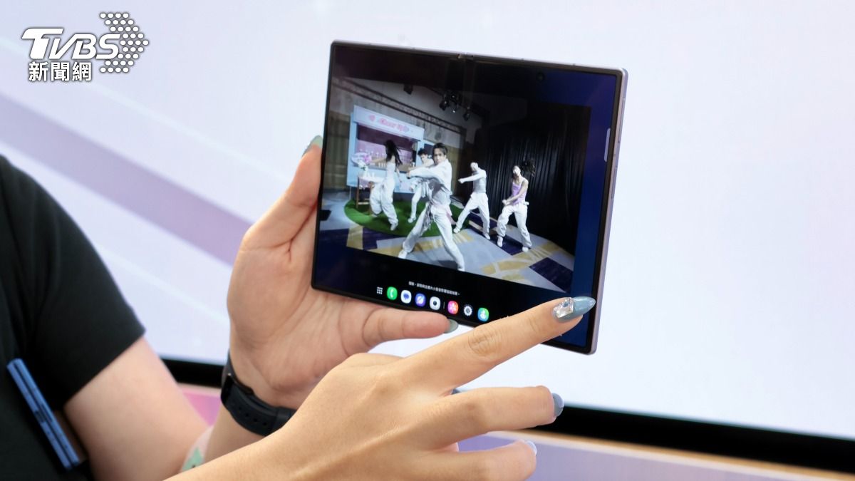 Galaxy Z Fold8重量僅201g。（圖／潘建樺攝）
