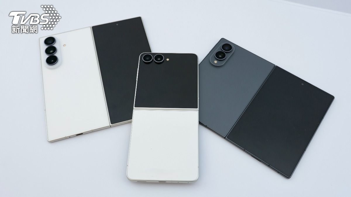 Galaxy Z Fold8 Ultra（左）、Galaxy Z Flip8（中）、Galaxy Z Fold8（右）。（圖／潘建樺攝）