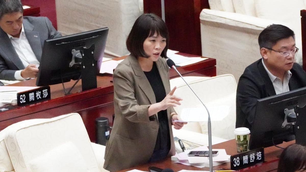 台北市民進黨議員簡舒培回應有關「索資百萬張紙」說法，表示議員索資早已電子化。（圖／簡舒培臉書）