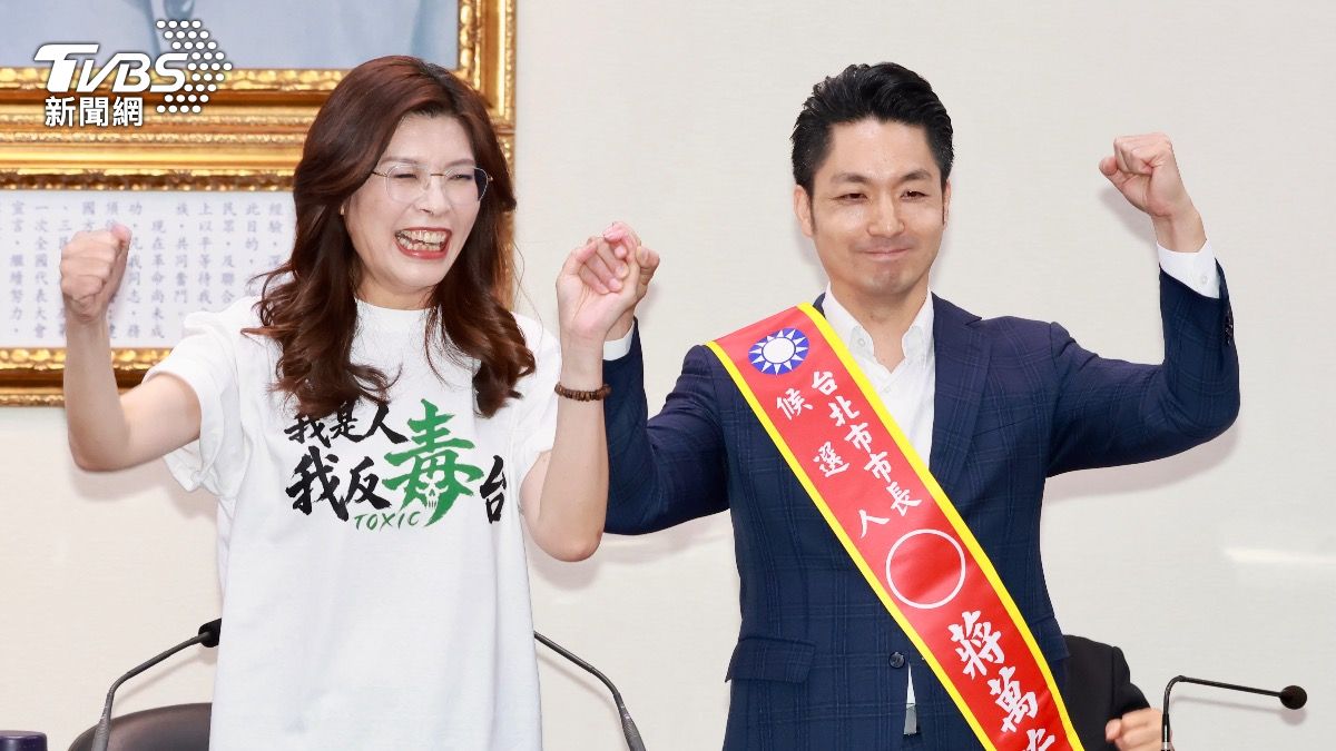 國民黨主席鄭麗文笑稱，過去在立院都和蔣萬安作戰，「每天睡一起、睡議場」。（圖／潘建樺攝）