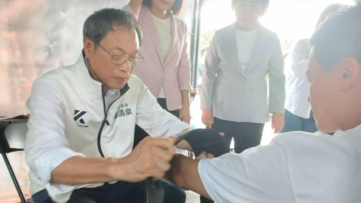 立委蘇清泉現場拿出血壓器、聽診器等，為絕食黨員看診。（圖／國民黨團提供）