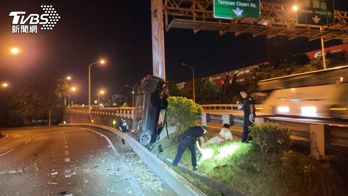 女毒蟲拒檢衝國道…下一秒失控整輛車「直立卡護欄」　車內還藏毒