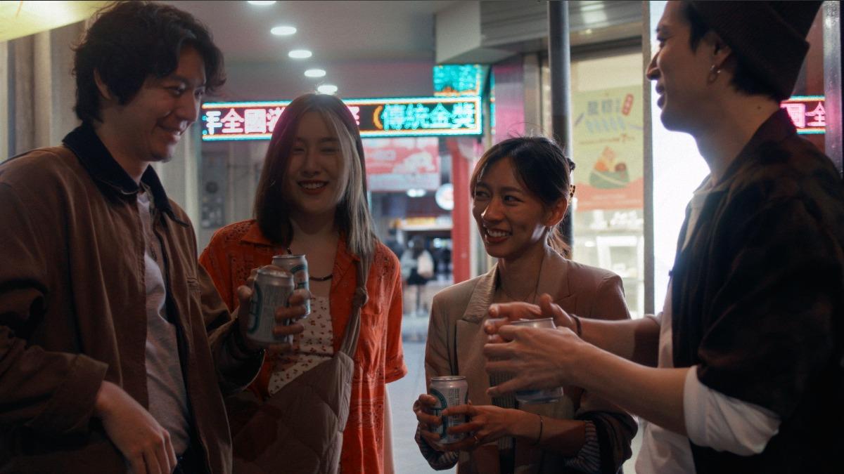 侯彥西(右起)、陳妤、毛祁芸、郭子豪深夜酒精路跑,拉近彼此距離。(圖/光年映畫提供)