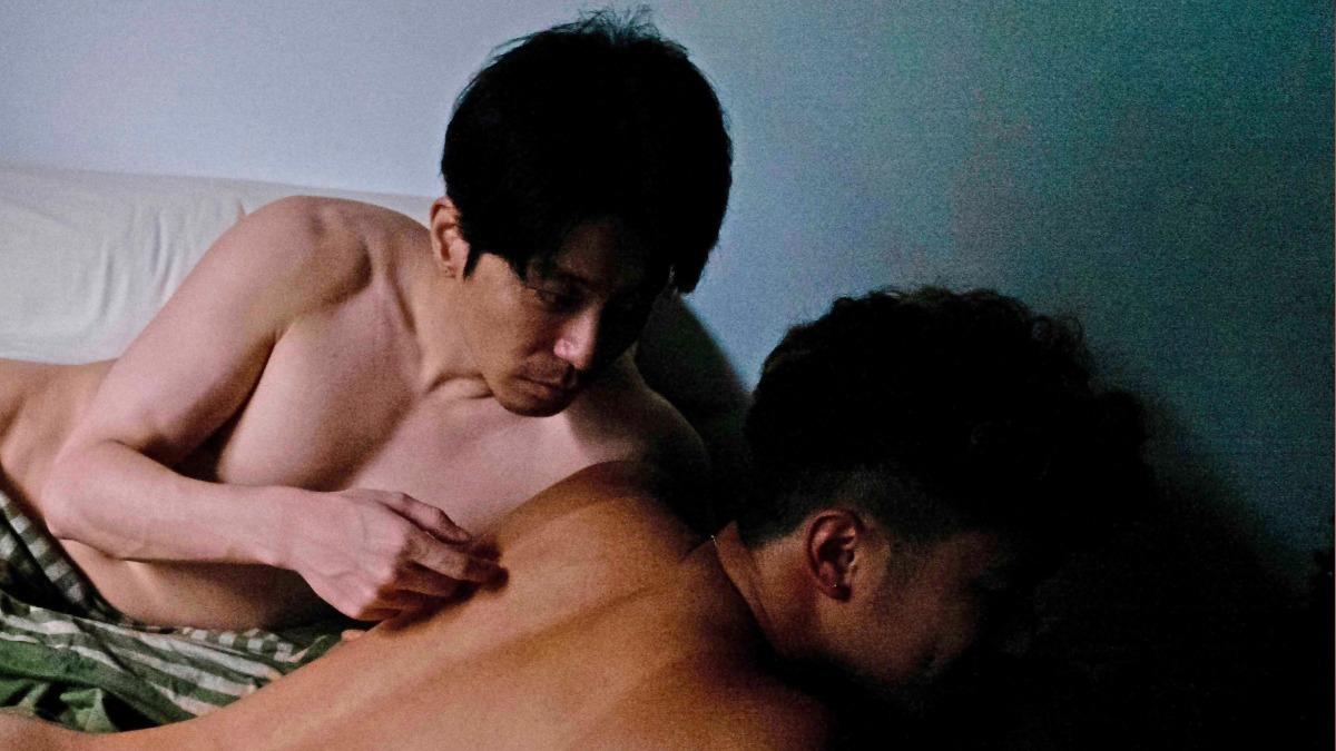 侯彥西在《明日的過客》有裸身側躺、手指游移裸男背部的大尺度演出。(圖/光年映畫提供)