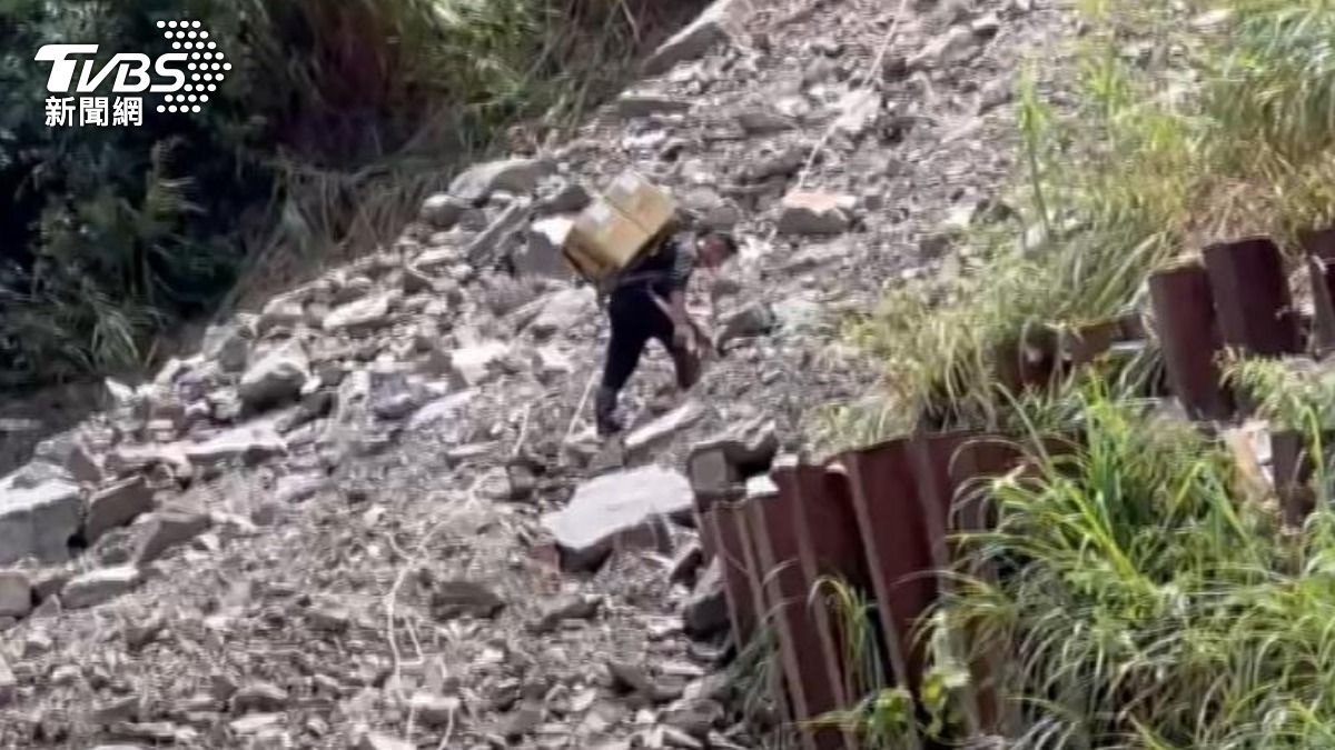 影音/苗栗部落路斷逾1週!居民「弓箭射繩」架流籠 自嘲回到原始時代