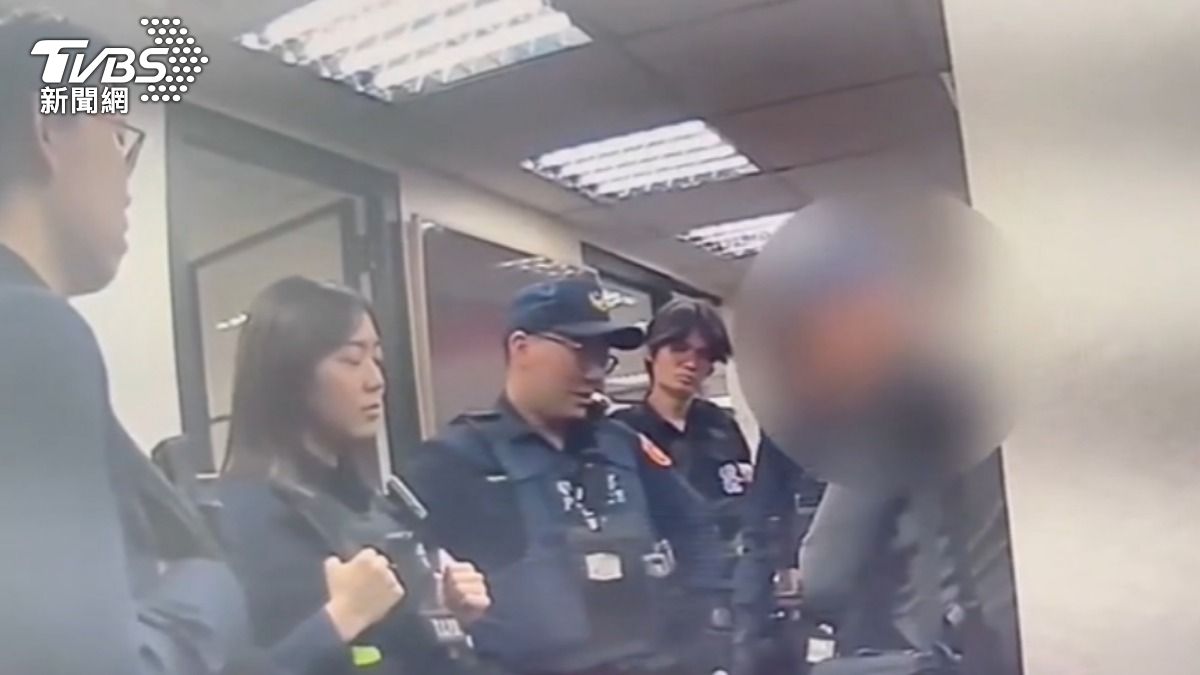 員警耐心勸導老翁,請他離開現場。(圖/TVBS)