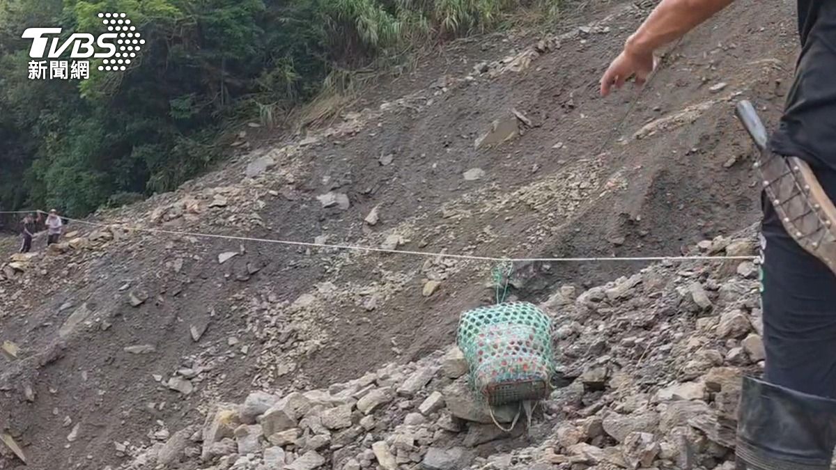 巴威颱風毀路!部落「射箭架流籠」運物資。(圖/民眾提供)