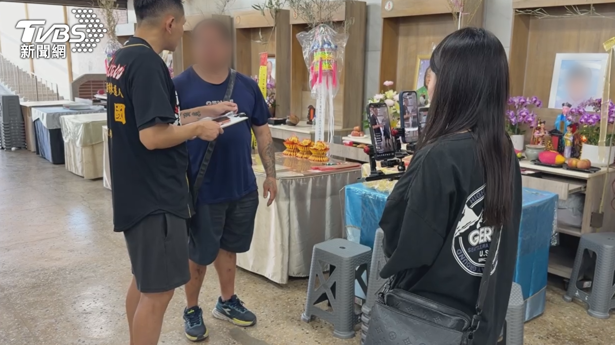 網紅AJ哥下午親自到少年靈堂拈香，因為少年是他的小粉絲。（圖／TVBS）