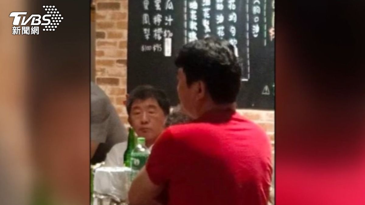 政委陳時中遭爆料在毒油案擴大清查期間,仍有閒暇於通化街跑酒攤應酬。(圖/TVBS)