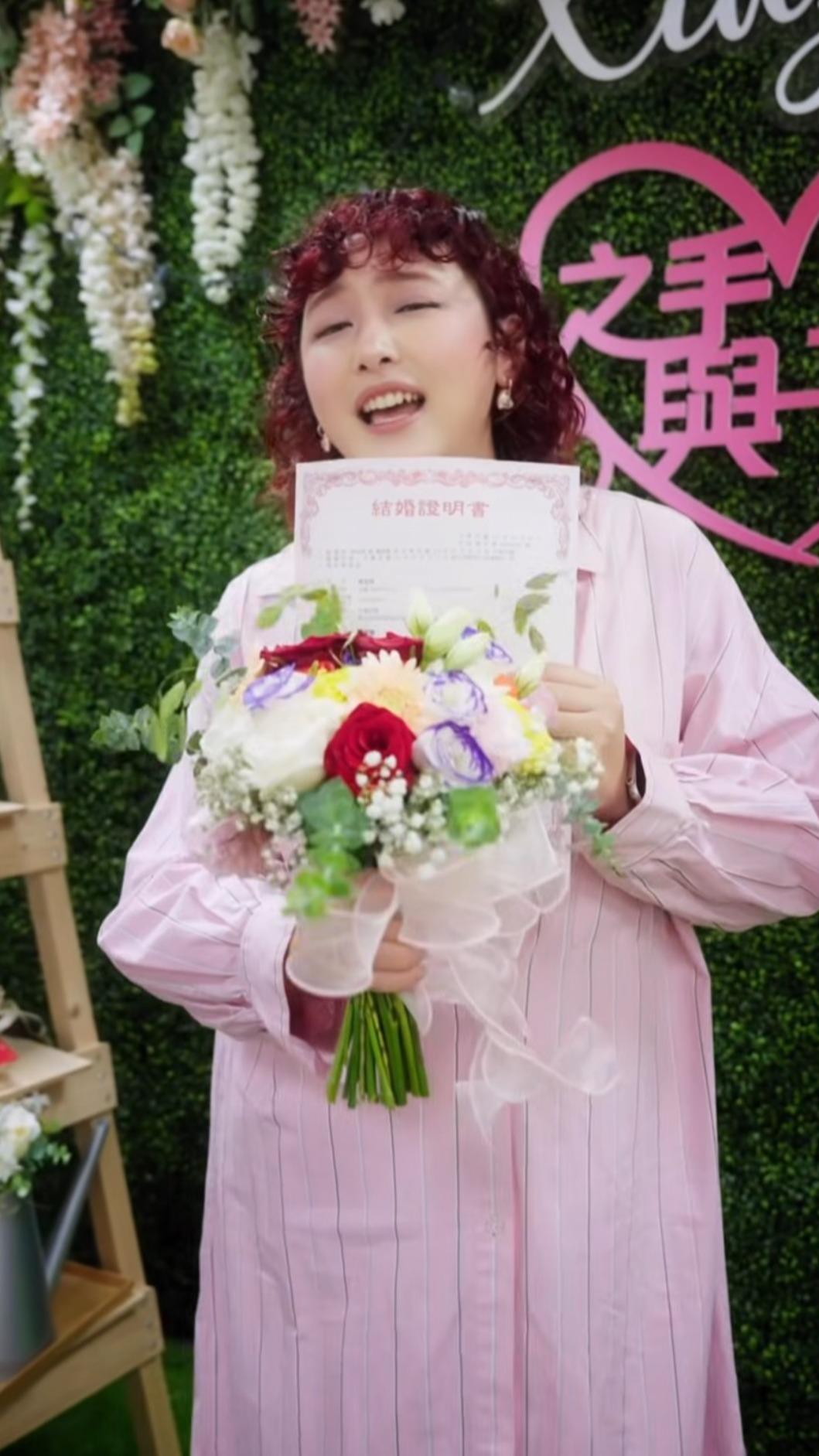 羅莎莎近日推出新歌〈All I wanna do〉，登記時不忘拍攝短片分享幸福。（圖／翻攝自羅莎莎IG）
