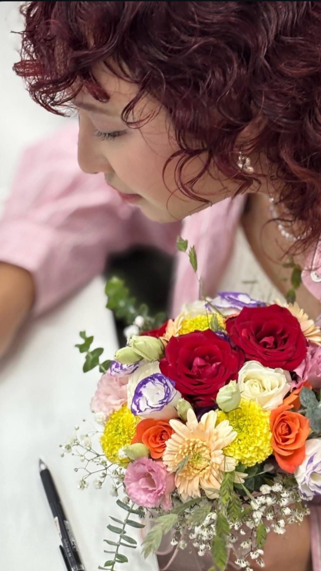 羅莎莎認真填寫結婚證書。（圖／翻攝自羅莎莎IG）
