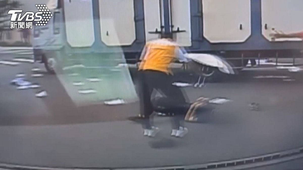 76歲婦「看錯燈號」疑闖燈撞雙載機車，2年前三姊弟死亡路口。(圖／TVBS)
