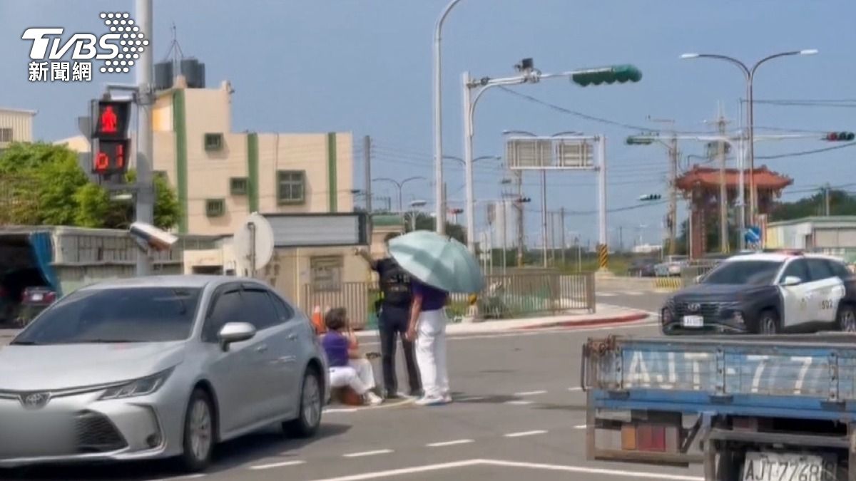 76歲婦「看錯燈號」疑闖燈撞雙載機車，2年前三姊弟死亡路口。(圖／TVBS)