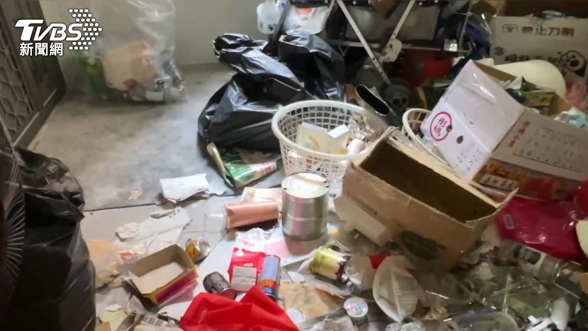 台南新化一間老舊公寓,一二樓的梯間都被2樓住戶長期霸占,堆滿了大量的回收及雜物,多到影響進出,就連里長多次通報都無法有效處理。(圖/TVBS)