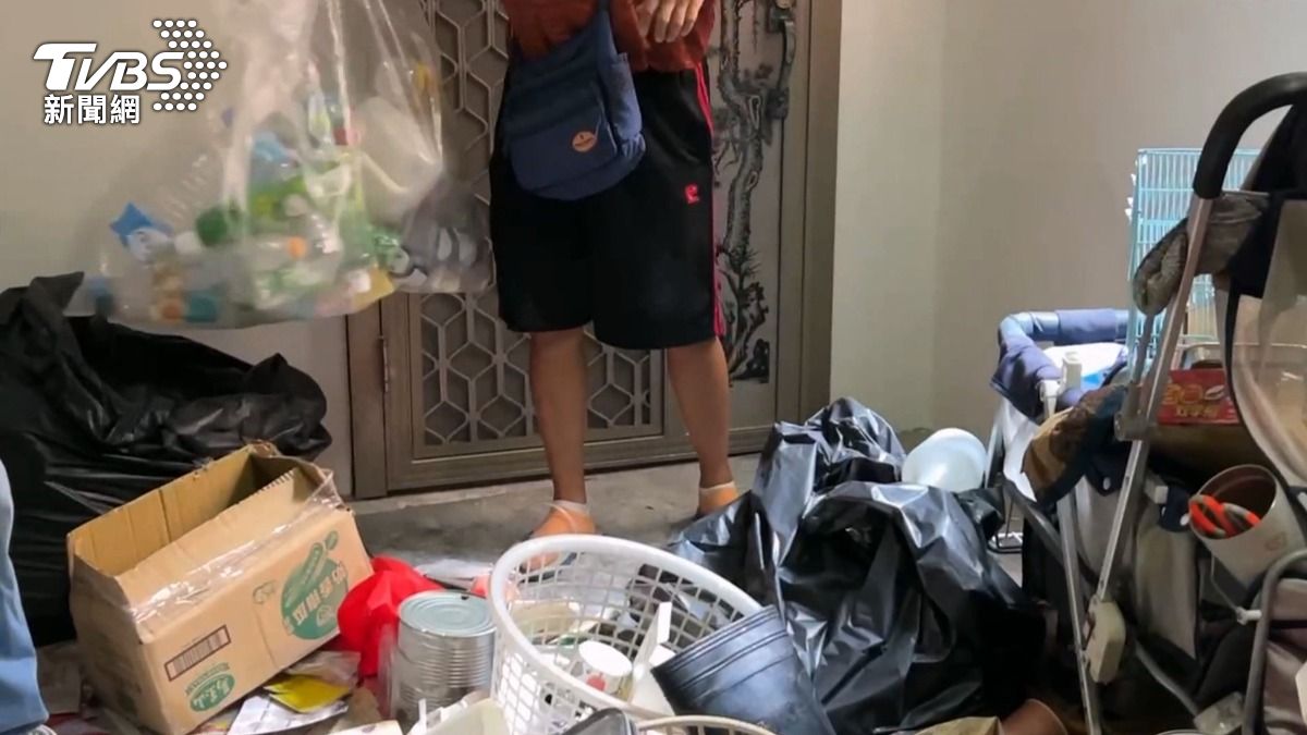 住在2樓的鄰居不但在家中堆放回收垃圾,甚至將樓梯間也霸占,一路從1樓堆到2樓,環境髒亂且飄出臭味。(圖/TVBS)