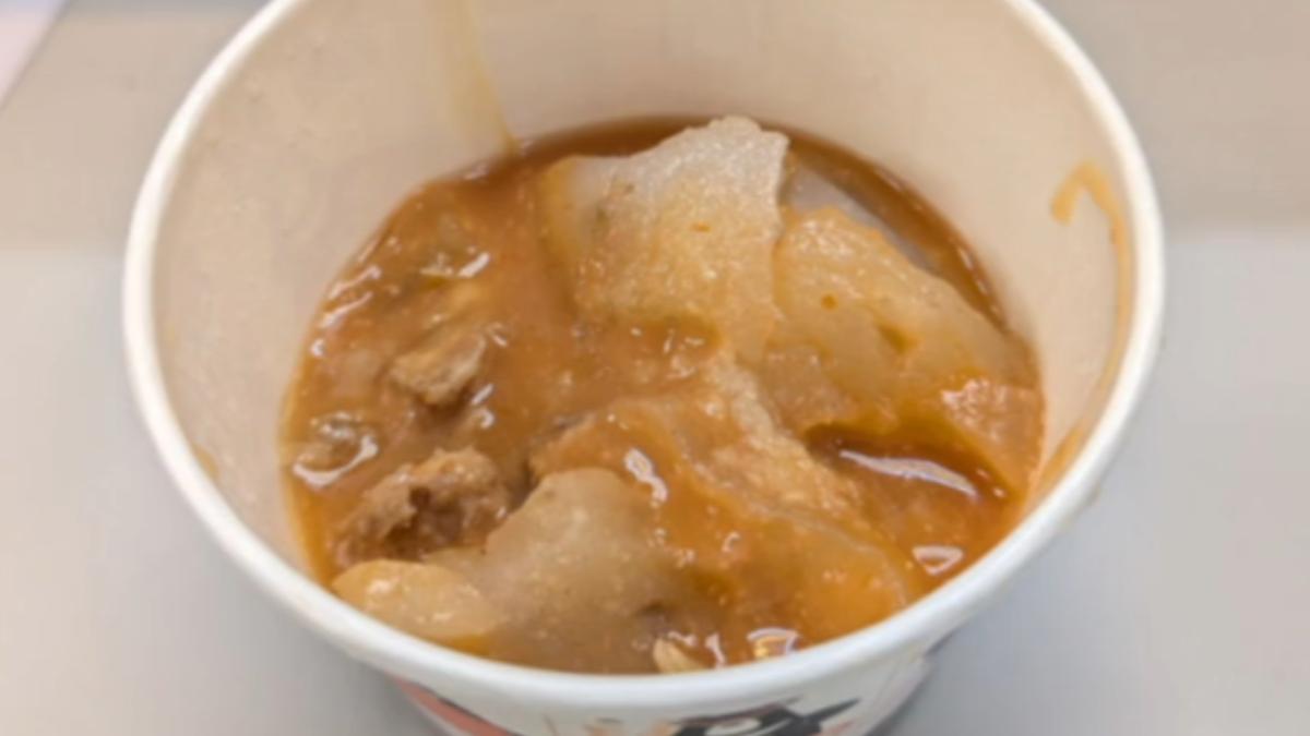 面對食安油品風波延燒,賴清德請客吃油泡肉圓,宣示修法應秉持理性科學。(圖/民進黨提供)