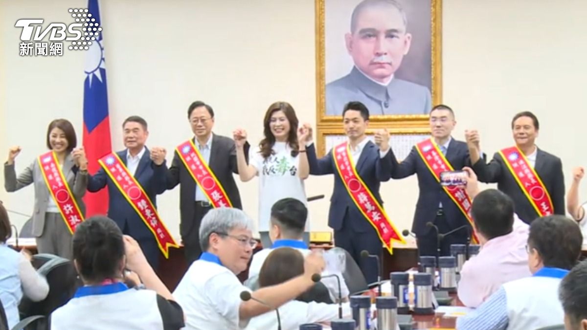 國民黨主席鄭麗文,22號在中常會上,完成最後一波縣市長提名,與台北市長蔣萬安等6位參選人合影。(圖/TVBS)