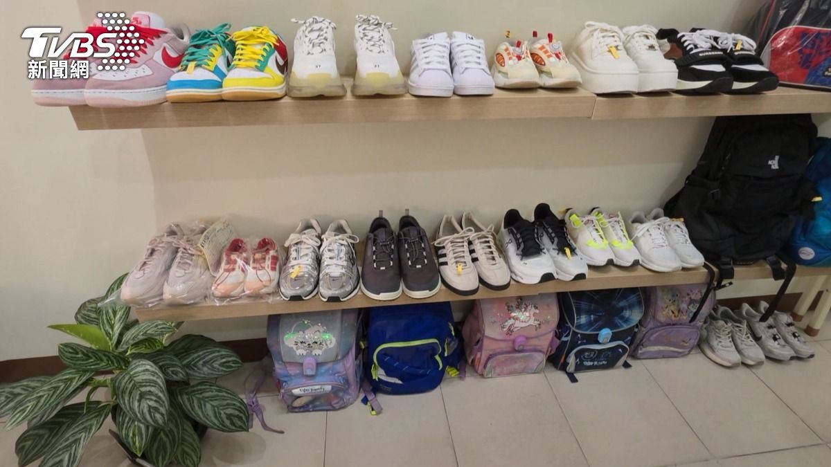 這間洗鞋店業者從兩年前開始拓展洗書包業務,每個書包收費600元起,靠著家長之間的好口碑,今年暑假業績成長3成。(圖/TVBS)