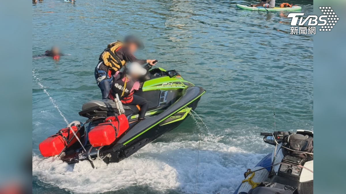 水上摩托車協會人員,申請救災訓練才核准,民眾浮潛遇「水上摩托車甩尾」險撞頭。(圖/TVBS)