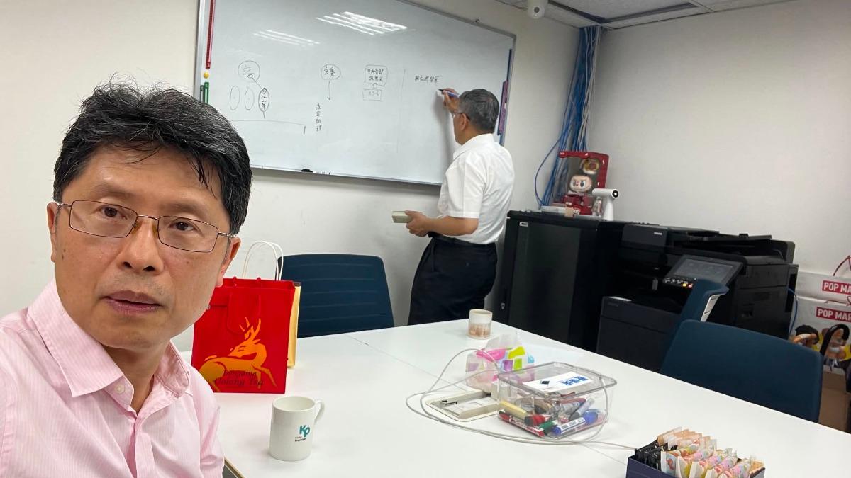 柯文哲真的找他了!沈政男曬同框照 曝柯下台中「親自教課」