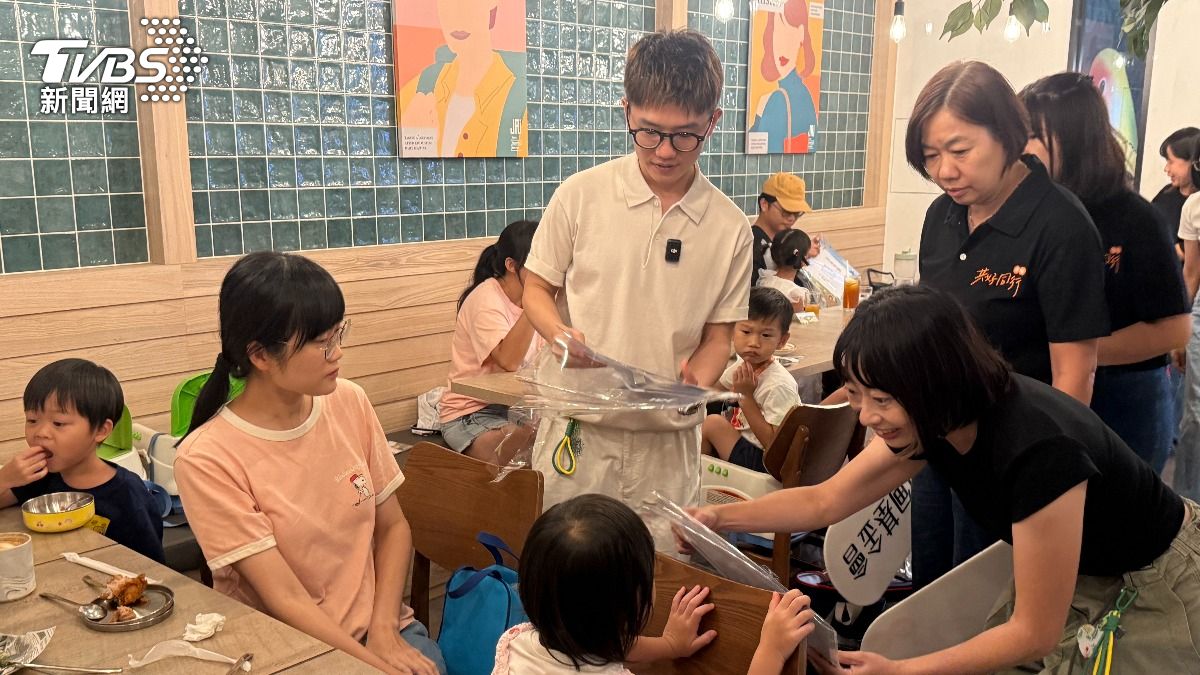 家長和孩童都很開心享用宅的餐點。（圖／TVBS）
