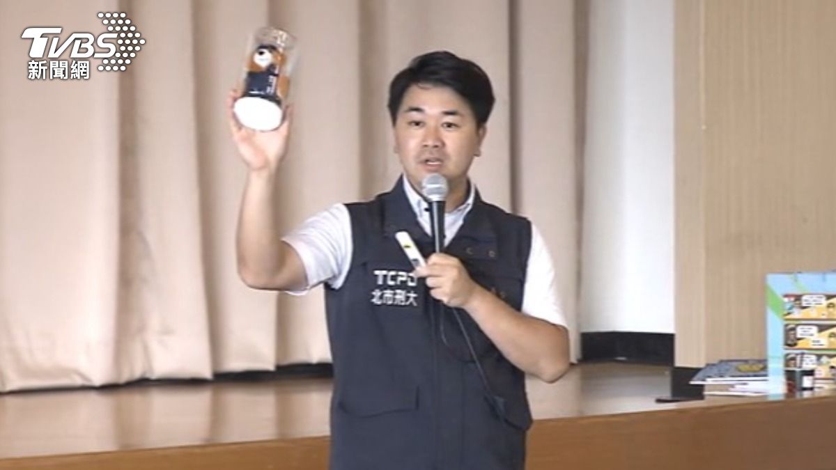 台北市刑大經濟組組長林承緯,手中拿著穿警察制服的玩偶熊,吸引家長舉手參加反詐有獎徵答。(圖/TVBS)
