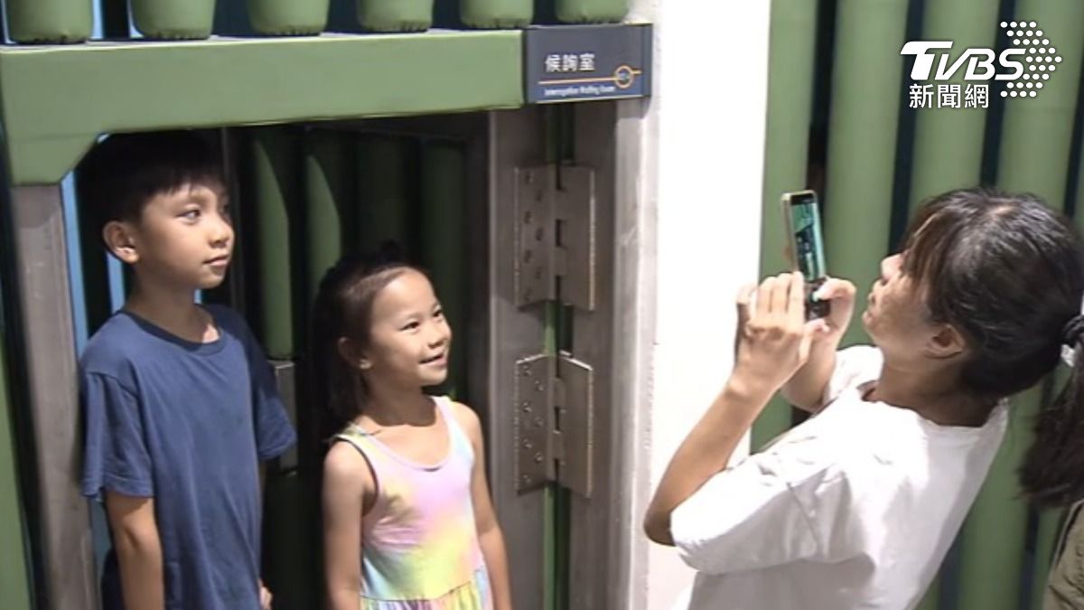 「來看媽媽這」,家長帶孩子參觀警方拘留室,趕緊搶拍這一刻。(圖/TVBS)