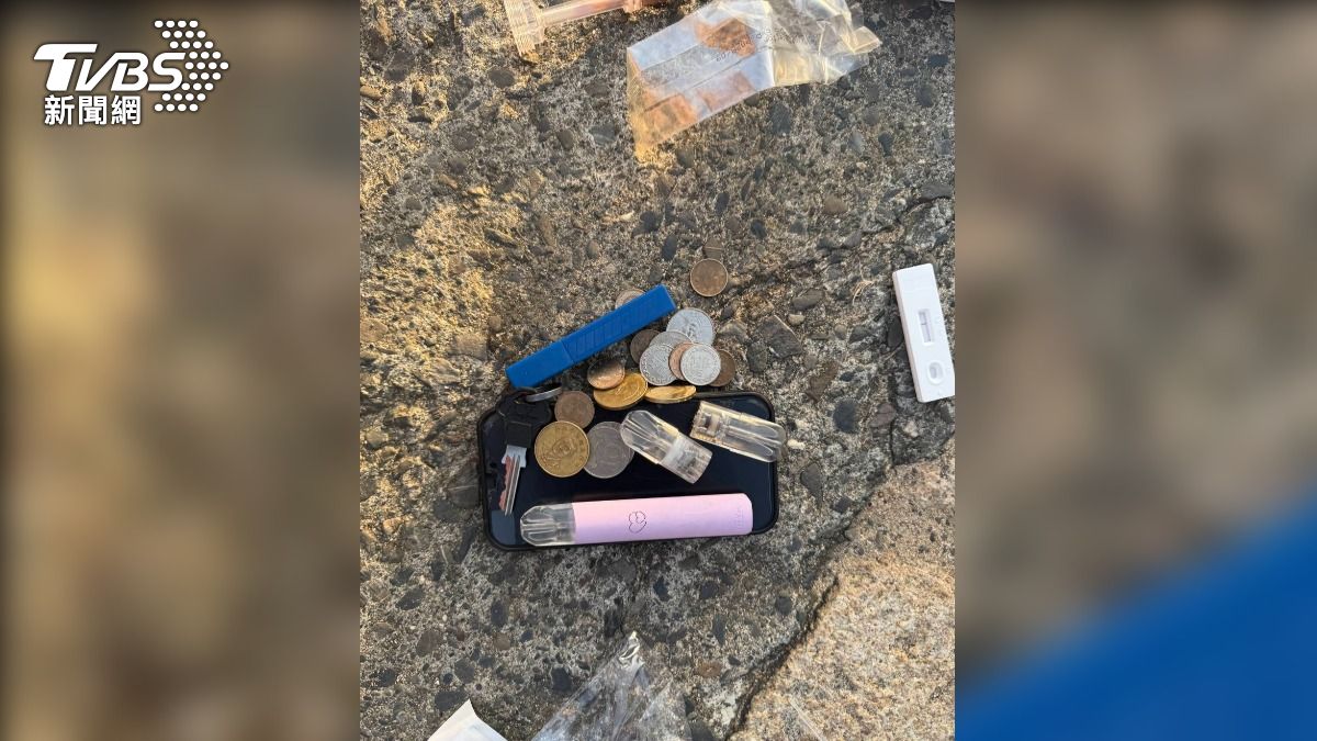 警方當場在肇事駕駛身上,查獲依托咪酯、電子煙主機、煙彈。(圖/TVBS)