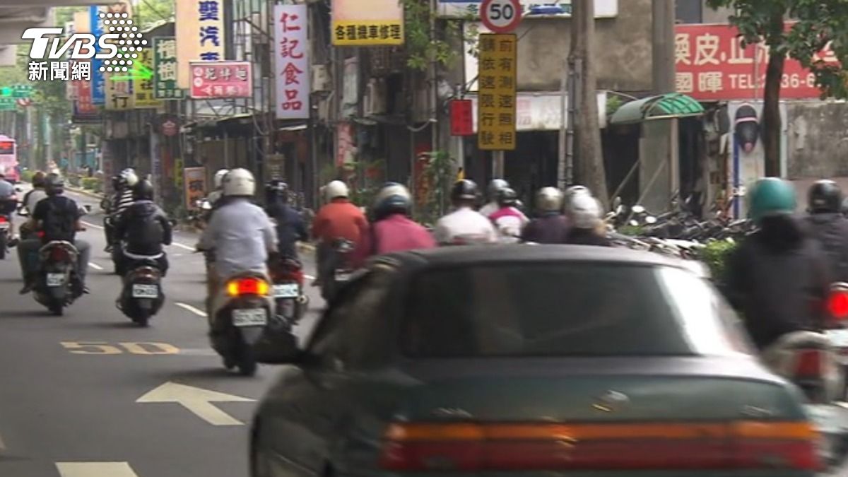 陽交大教授邱裕鈞警告,車速達50公里撞擊行人,存活率將從90%暴跌至10%。(圖/TVBS)