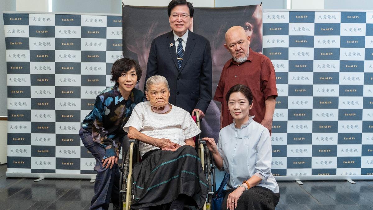 萬芳（前排左起）、高愛、院長夫人李菁薇、慈濟醫院趙有誠院長、導演林正盛留下珍貴合照。（圖／大愛提供）