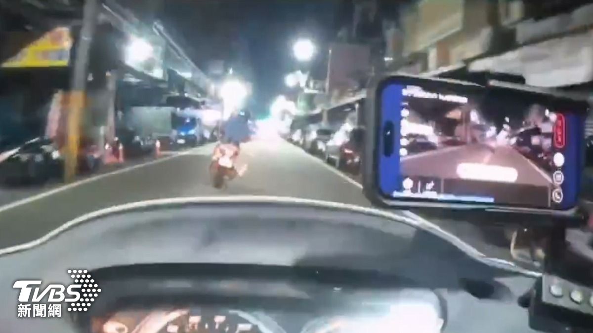 陳男見警車靠近鳴笛立刻加速逃逸,為擺脫警方,沿途多次蛇行並連續闖紅燈。(圖/TVBS)
