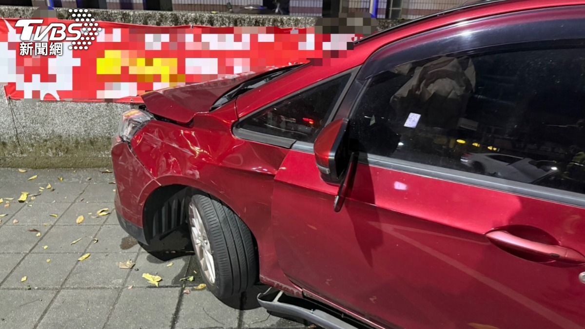 車頭、引擎蓋因撞擊變形,車內安全氣囊也炸開。(圖/TVBS)