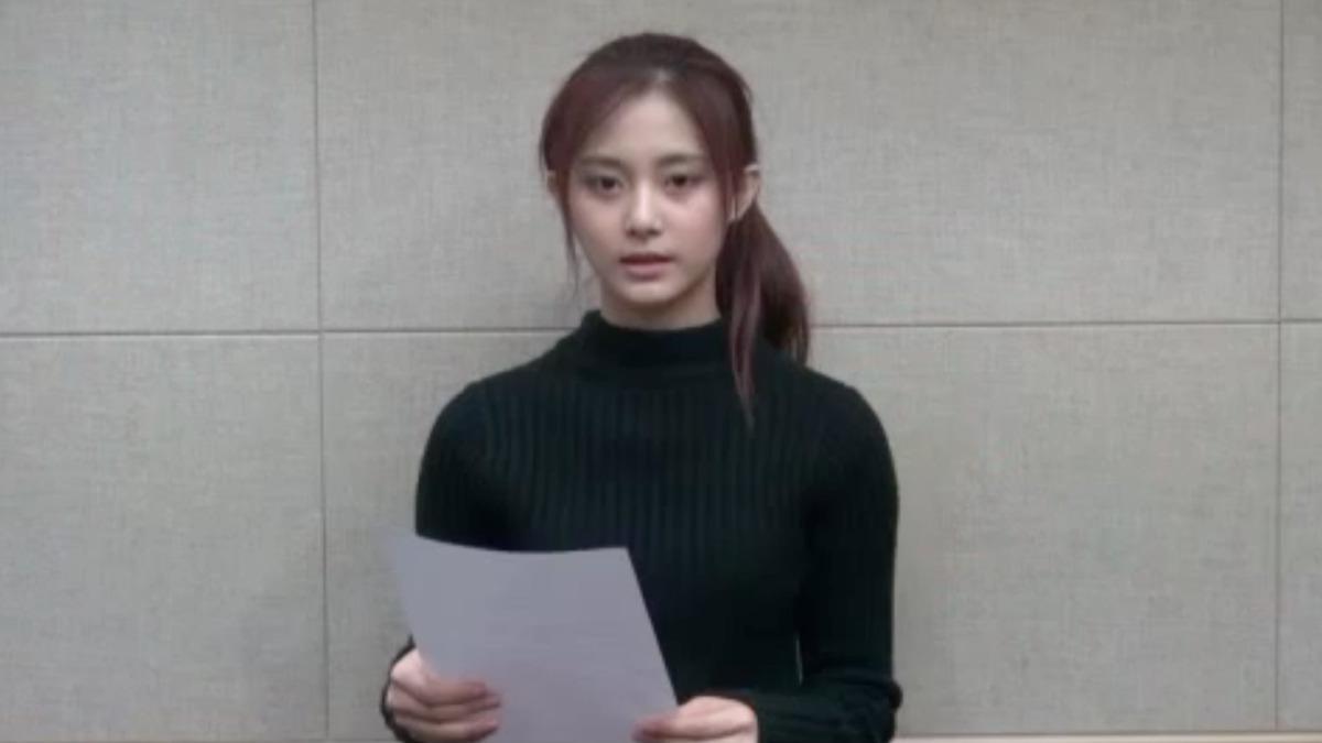 16歲的周子瑜當年被迫在鏡頭前道歉。（圖／翻攝自YT）