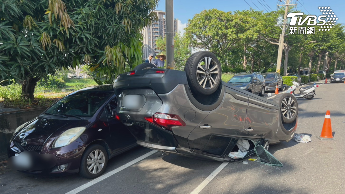 台南安南區22日發生一起毒駕肇事意外,駕駛先擦撞機車後再連撞路邊3輛車輛,最後整輛車四輪朝天翻覆。(圖/TVBS)