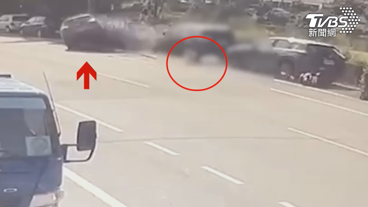 從監視器畫面可見機車遭擦撞後撞進另一輛車的底部,騎士則滑行到一旁。(圖/TVBS)