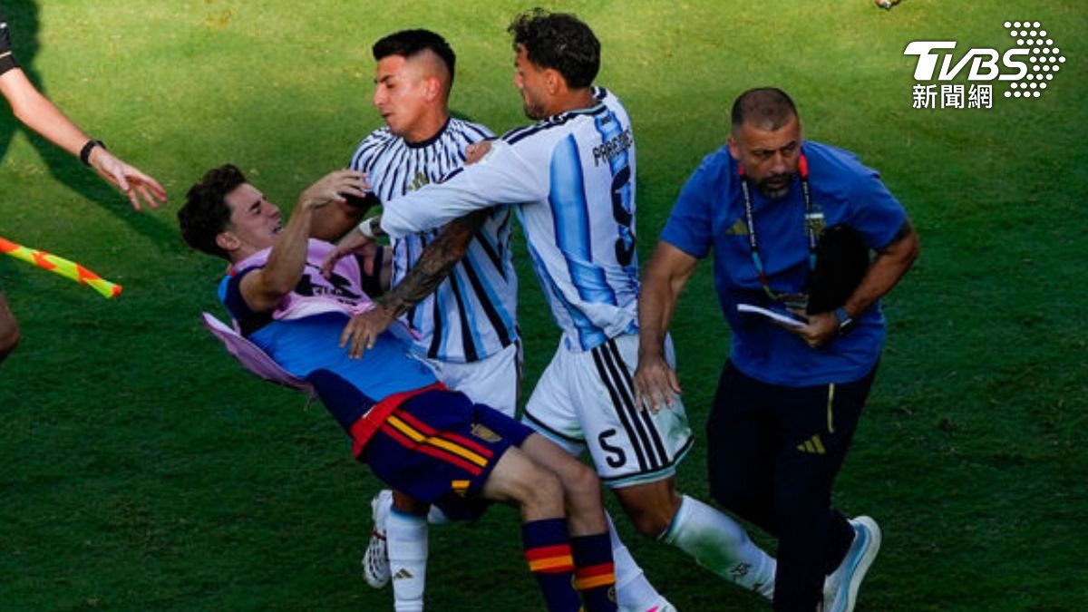 阿根廷球員帕雷德斯(Leandro Paredes)和西班牙後衛埃里克·加西亞(Eric García)發生衝突。(圖/達志影像美聯社)