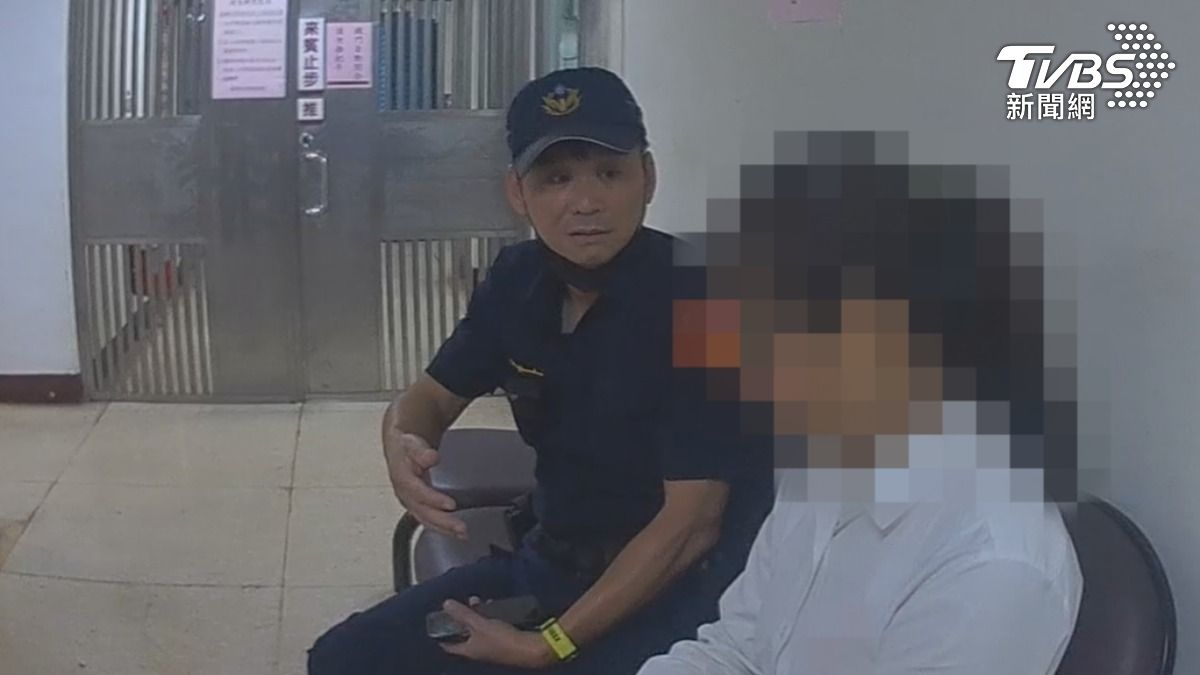 假檢警騙女涉洗錢，買黃金監管，幸好真警及時攔阻。（圖／TVBS）
