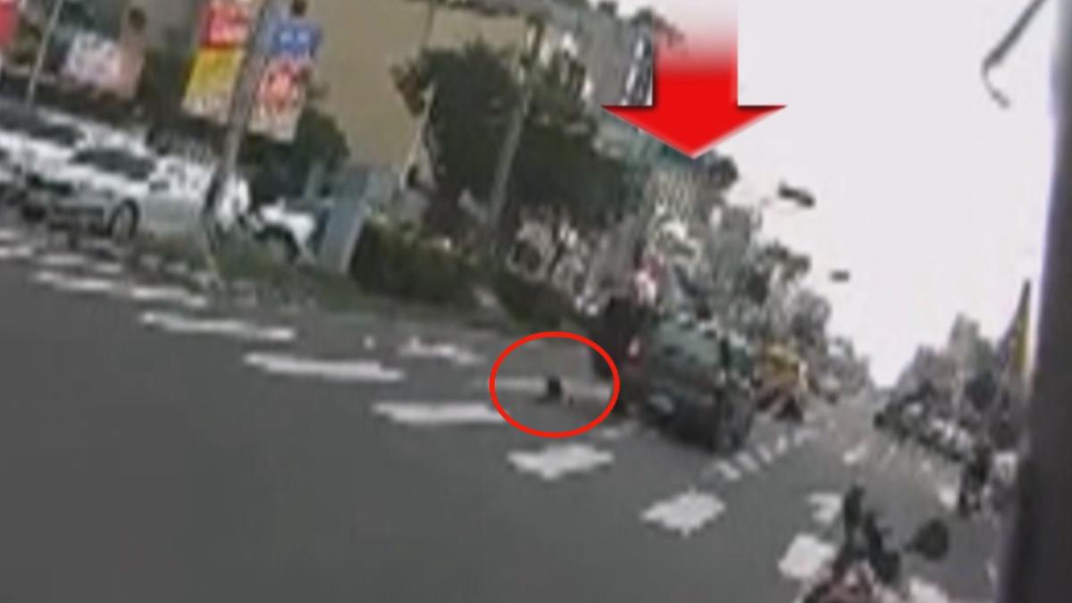 嘉義一輛黑色汽車轉彎後車門突然打開,車內一名孩童直接摔出車外。(圖/翻攝Threads_doris_eyelash_linlin)
