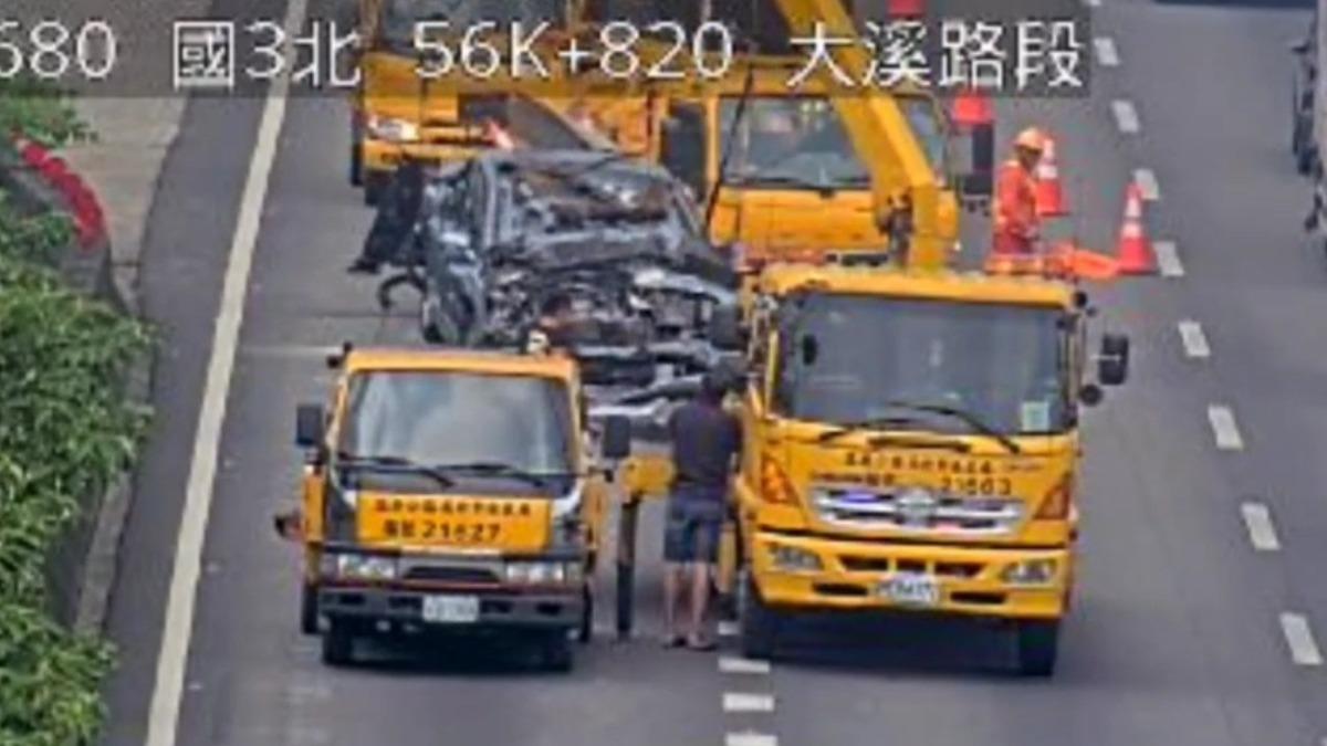 灰車受撞擊嚴重凹陷變形。(圖/翻攝自高速公路資訊網)