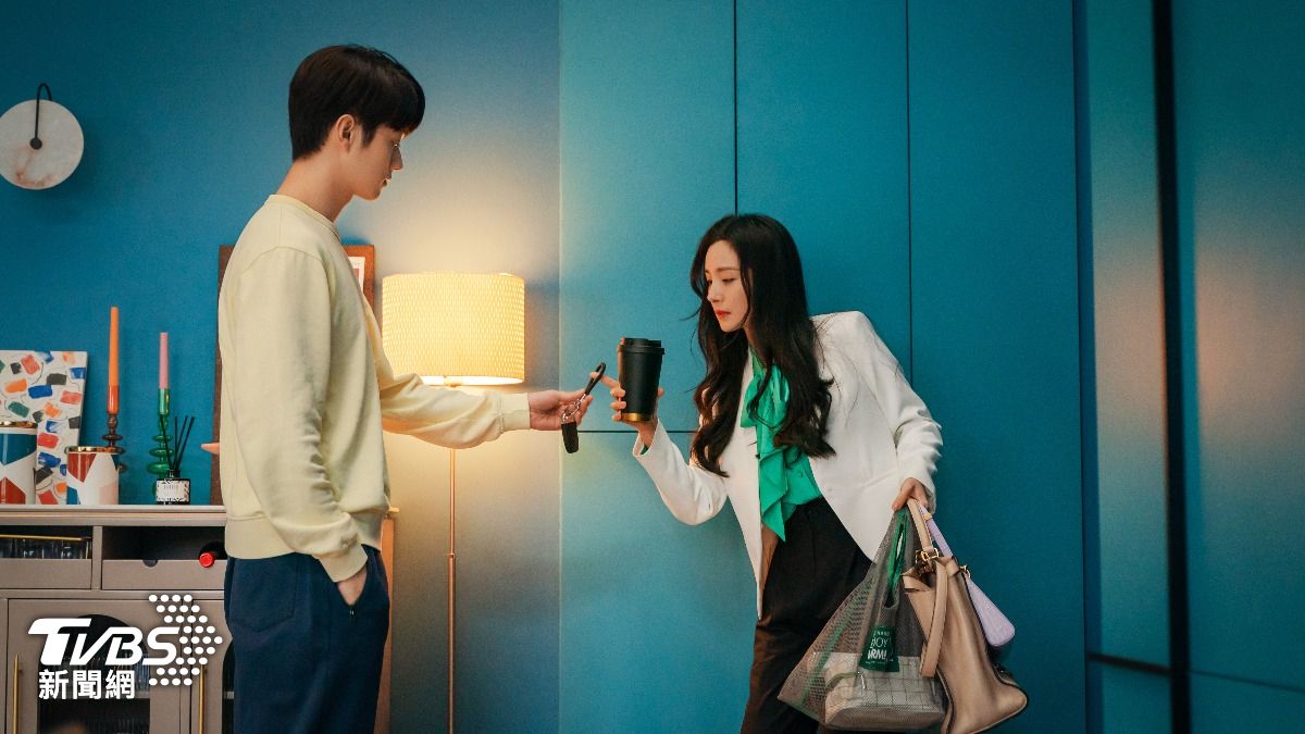 許凱（左）在劇中飾演暖男角色，始終安靜守在楊冪身邊。（圖／TVBS）