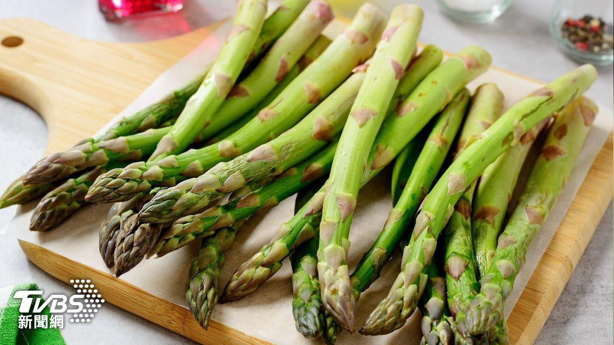 蘆筍熱量低、膳食纖維豐富,同時含有葉酸、維生素C、維生素K及多種天然植化素。(示意圖/shutterstock達志影像)