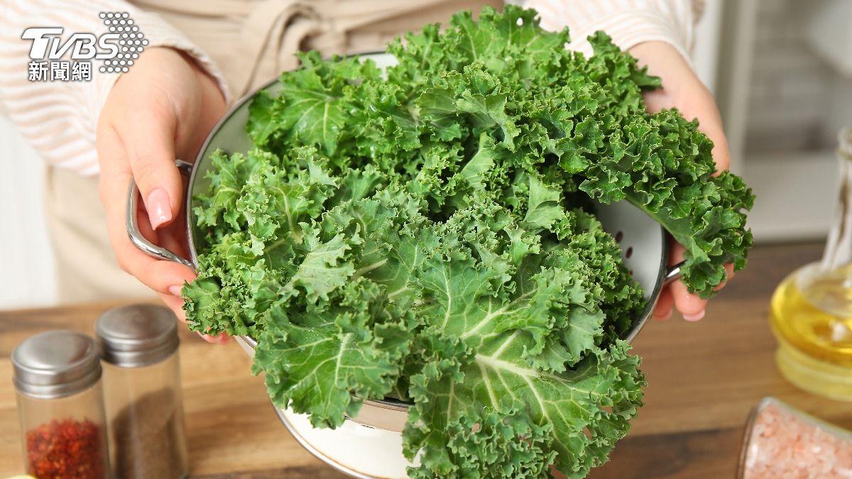 被譽為「超級食物」的羽衣甘藍,同樣屬於十字花科蔬菜,富含維生素C、維生素K、葉黃素、玉米黃素及類胡蘿蔔素,營養密度相當高。(示意圖/shutterstock達志影像)