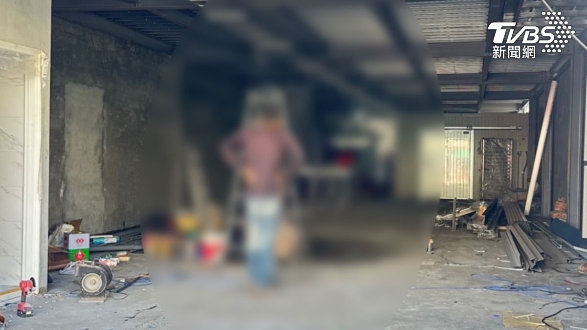 陳男是外包商當時正在施工安裝烤箱,卻不慎失足墜地。(圖/TVBS)