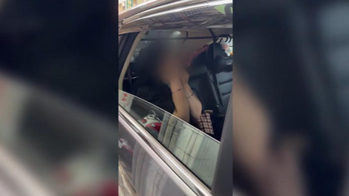 女子闖車後座不肯走。（圖／當事人提供）