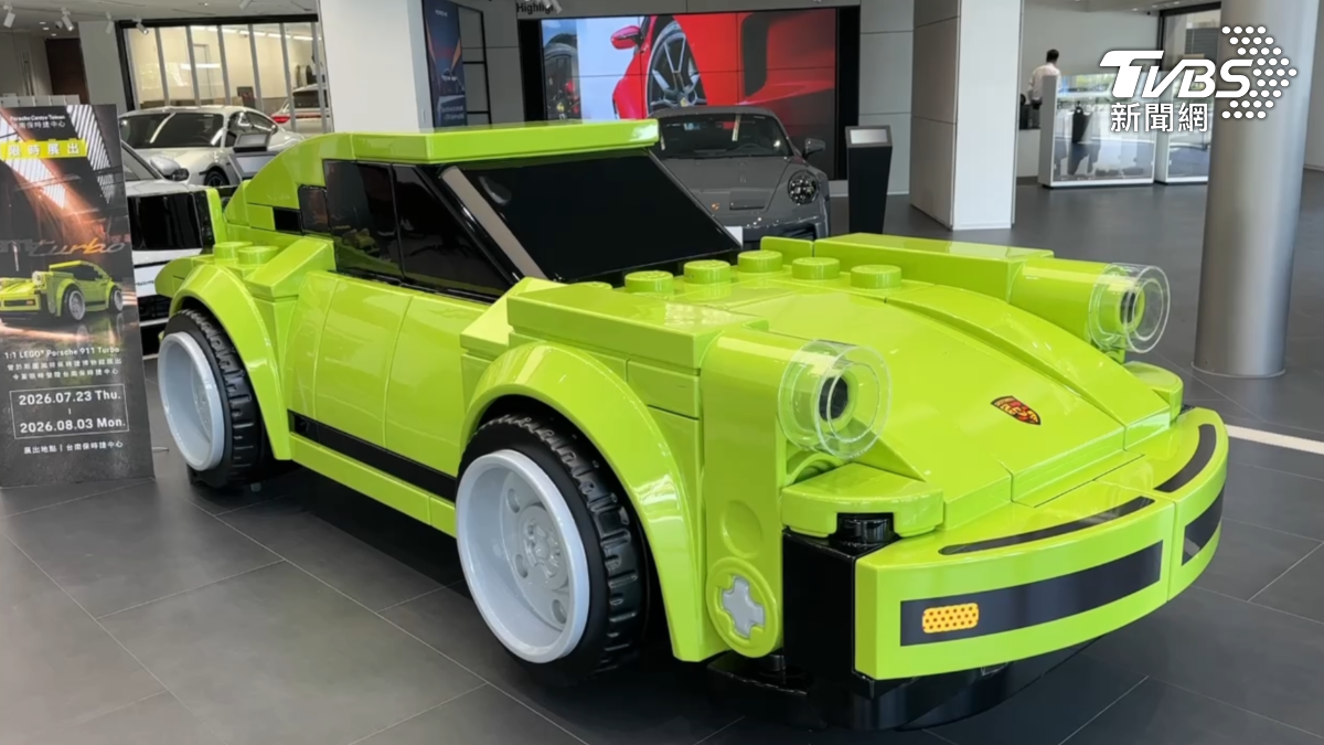 這部一比一的保時捷積木車,23日上午正式在台南保時捷展示中心展出。(圖/TVBS)