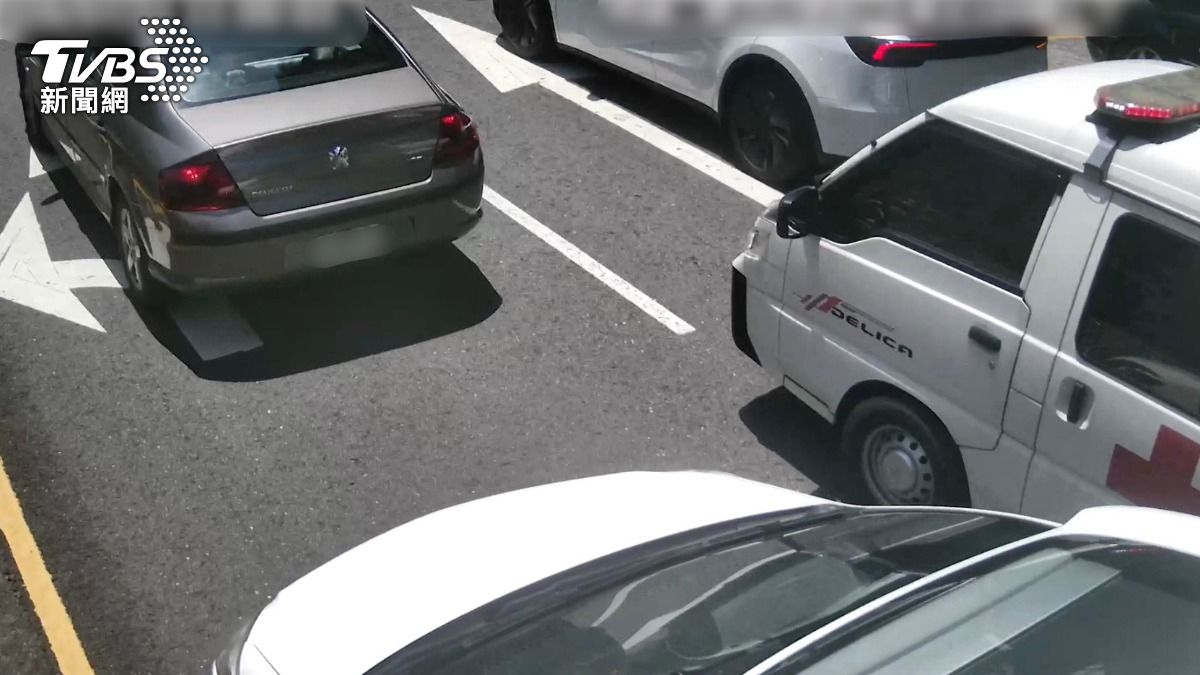高雄一輛救護車行經路口時,前方停等紅燈車輛卻遲遲不願讓路。(圖/TVBS)