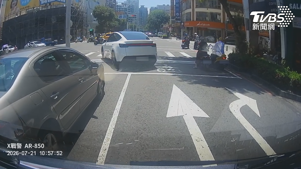 救護車持續鳴笛並透過廣播喊出車號提醒,對方依舊毫無反應,最後特斯拉駕駛只好切到左前方讓出通道。(圖/TVBS)